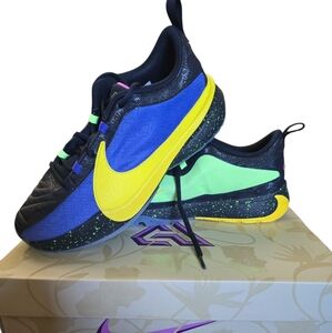 Nike Women’s Low-Top Athletic Sneakers in Navy/Yellow/Green